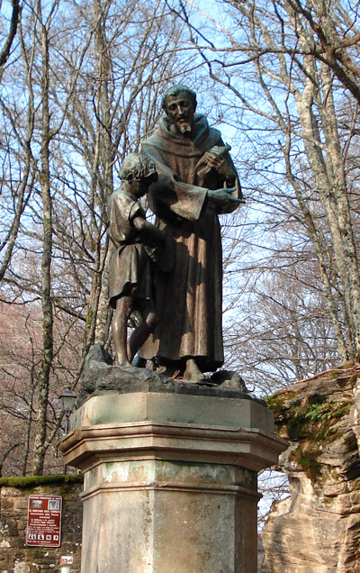 Statue se Saint François d'Assise au Sanctuaire de La Verna où commence le pèlerinage