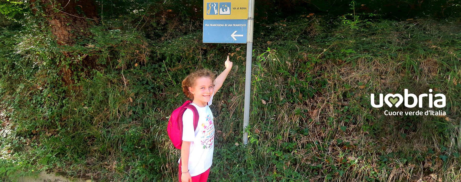 Les panneaux directionnels du Chemin de St François: signalisation jaune-bleu, Tau jaune, signalisation CAI blanc-rouge